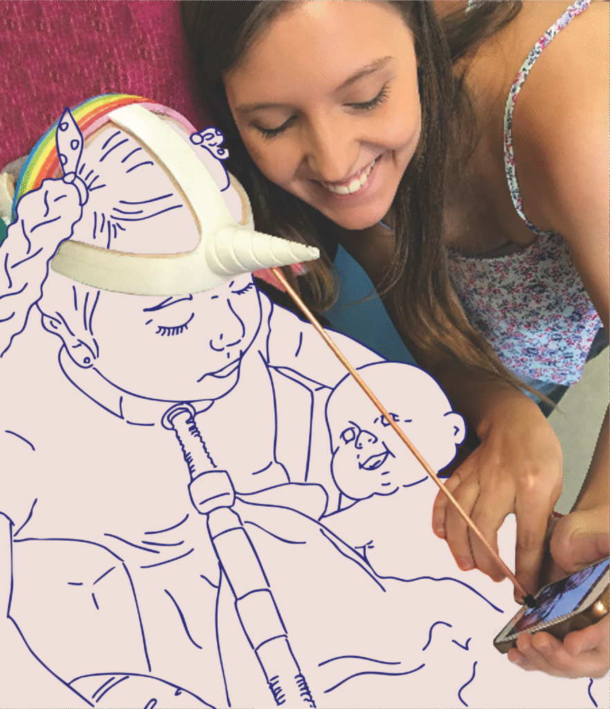 Trinidad sonriendo junto a una niña que está probando su ayuda técnica personalizada.